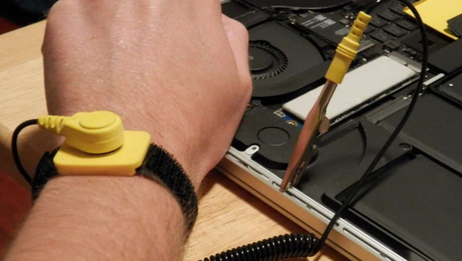 wearing anti-static wristbands while replacing laptop ram